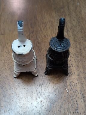 Cast Iron Potbelly Stove Salt/Pepper Shakers(Vtg)